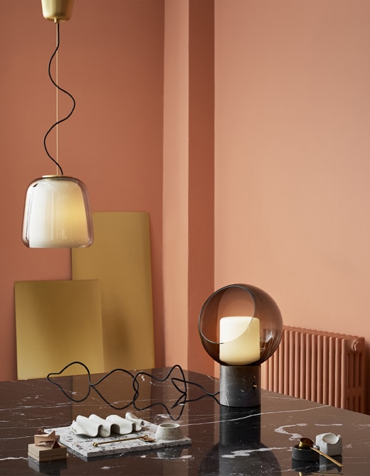 Ikea.Lampada a sospensione e lampada da tavolo EVEDAL con dettagli in marmo e ottone__201911_idip19a_02_PH154297